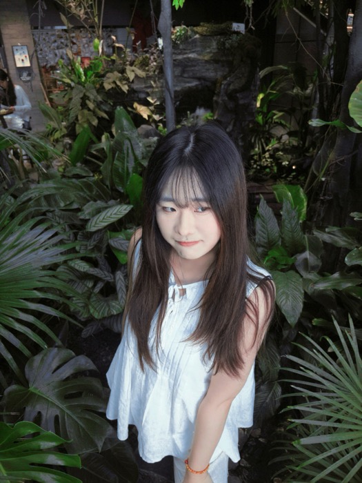 杨光在绿植中的生活照