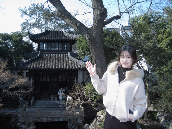 杨光在园林中的生活照