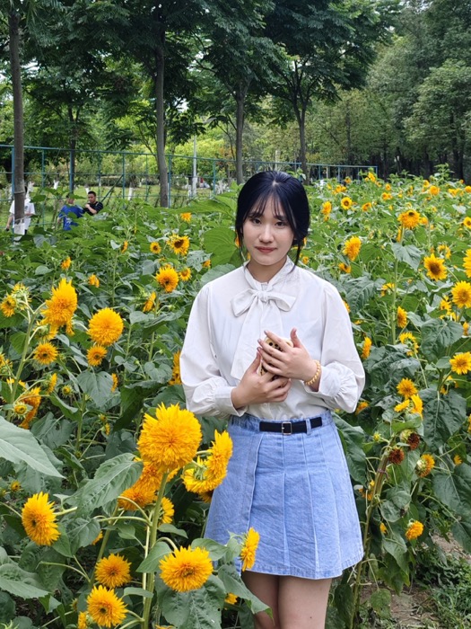 杨光在向日葵花田中的生活照